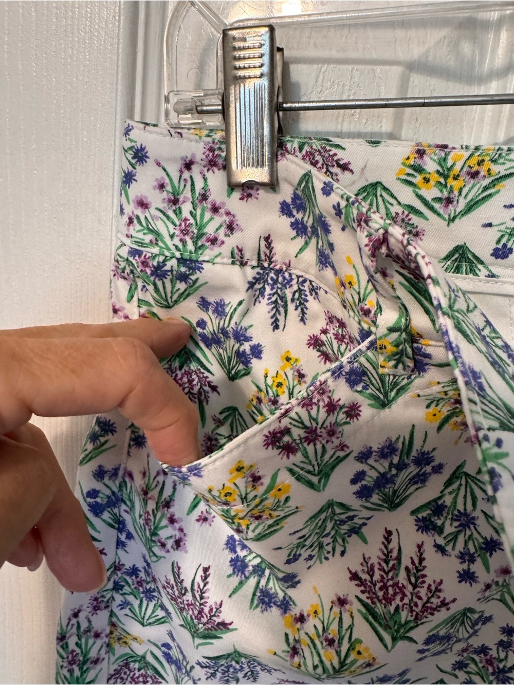 Talbots White Floral Print Shorts with Purple, Green & Yellow Wildflowers Sz 4P - Picture 6 of 14